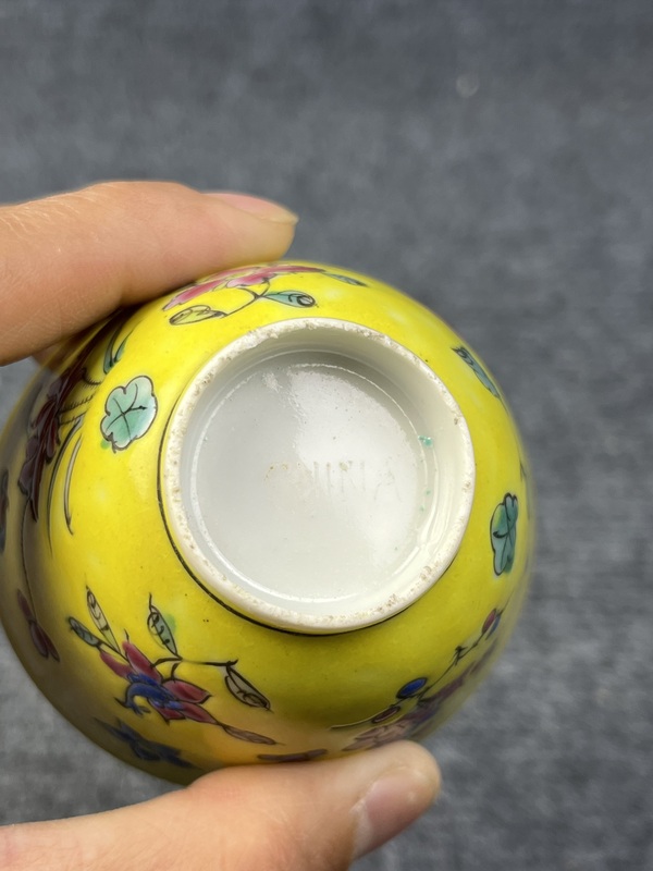 古玩陶瓷內(nèi)松石綠釉外黃地粉彩花卉紋杯拍賣，當前價格238元
