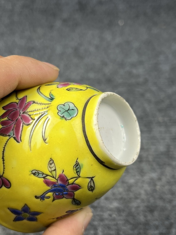 古玩陶瓷內(nèi)松石綠釉外黃地粉彩花卉紋杯拍賣，當前價格238元