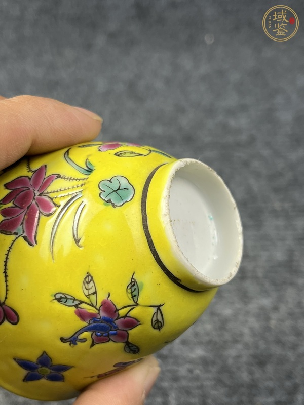 古玩陶瓷內(nèi)松石綠釉外黃地粉彩花卉紋杯真品鑒賞圖