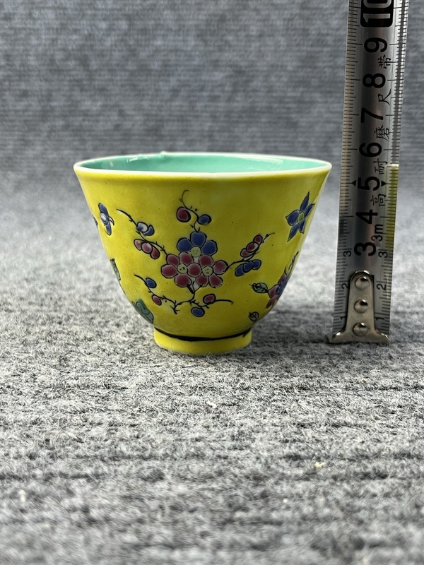 古玩陶瓷內(nèi)松石綠釉外黃地粉彩花卉紋杯拍賣，當前價格238元