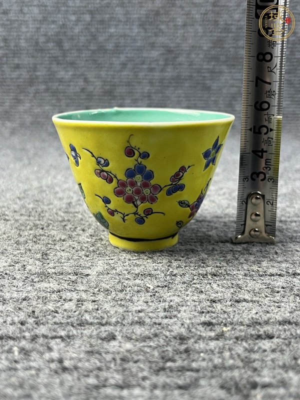 古玩陶瓷內(nèi)松石綠釉外黃地粉彩花卉紋杯真品鑒賞圖