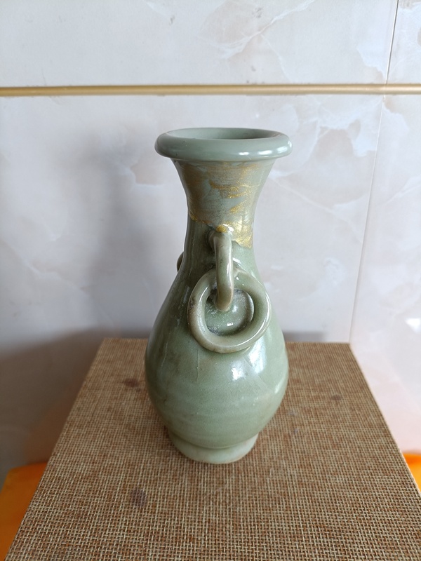 古玩陶瓷館藏級宋末元初龍泉青瓷雙耳瓶拍賣,當(dāng)前價格3980元