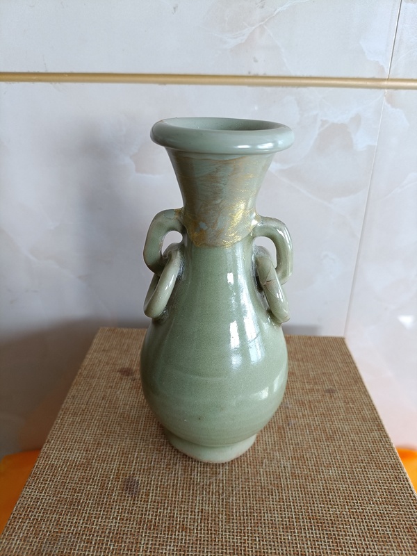 古玩陶瓷館藏級宋末元初龍泉青瓷雙耳瓶拍賣,當(dāng)前價格3980元