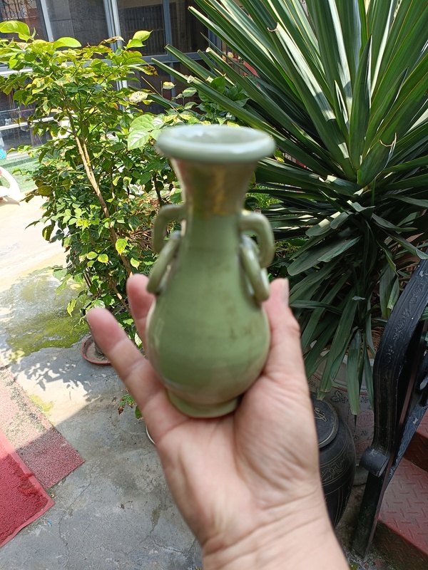 古玩陶瓷館藏級宋末元初龍泉青瓷雙耳瓶拍賣,當(dāng)前價格3980元