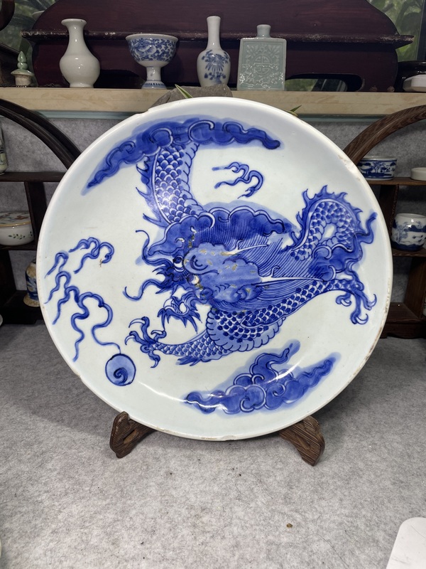 古玩轉(zhuǎn)賣(mài)清早期雍正青花過(guò)墻龍紋大盤(pán)拍賣(mài),當(dāng)前價(jià)格300元