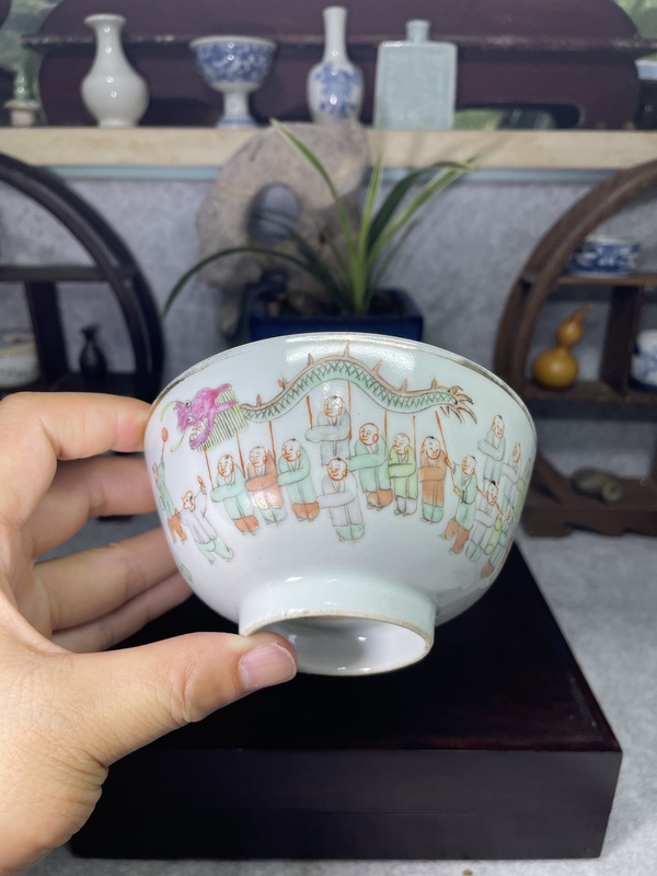 古玩轉(zhuǎn)賣(mài)晚清傳世粉彩百子鬧龍燈碗拍賣(mài),當(dāng)前價(jià)格300元