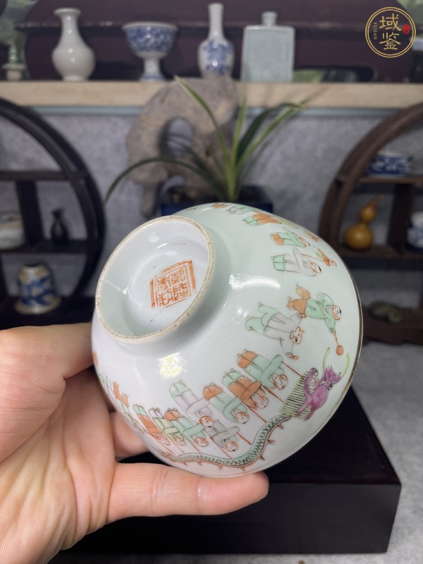 古玩陶瓷粉彩百子鬧春圖茶碗真品鑒賞圖