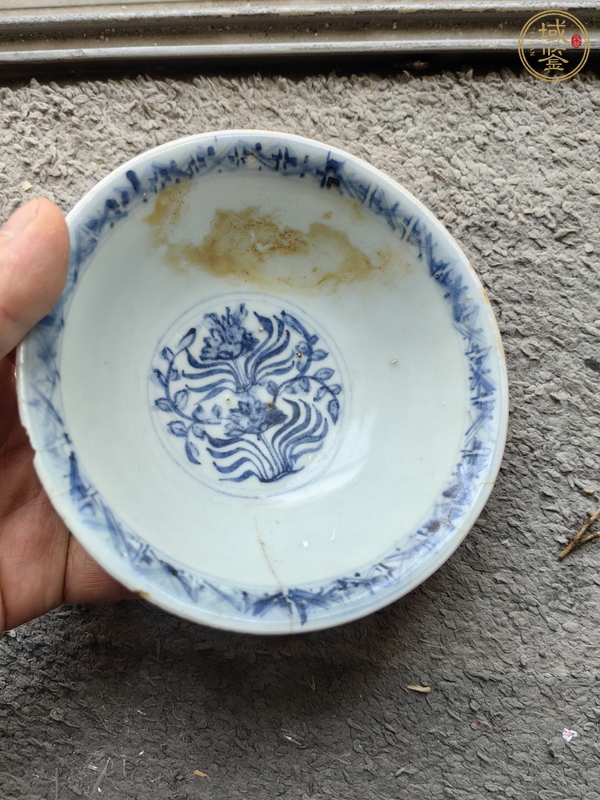 古玩明成化苜蓿花卉紋青花碗真品鑒賞圖