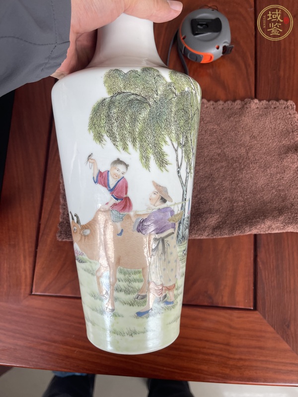 古玩陶瓷人物粉彩瓶真品鑒賞圖