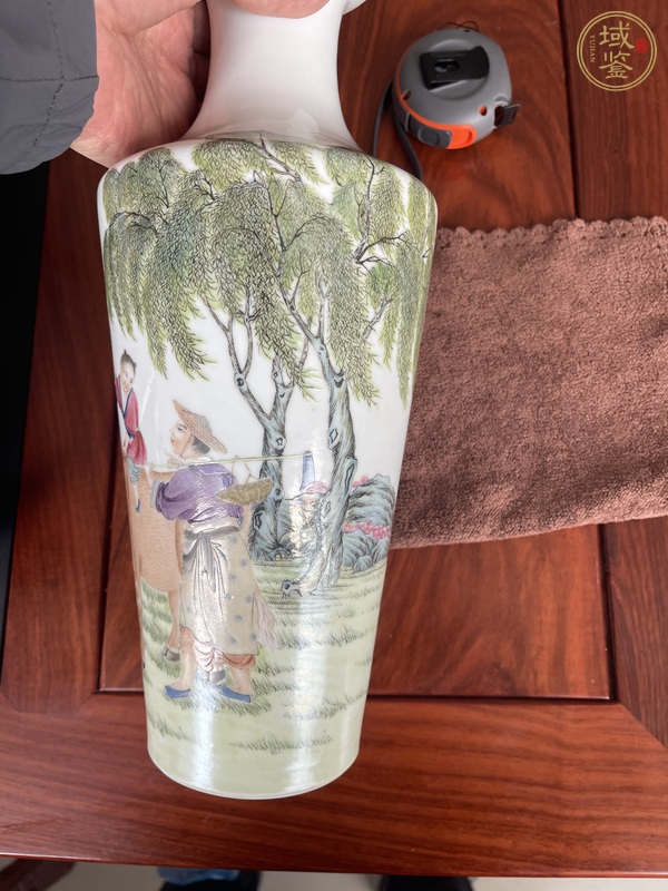 古玩陶瓷人物粉彩瓶真品鑒賞圖