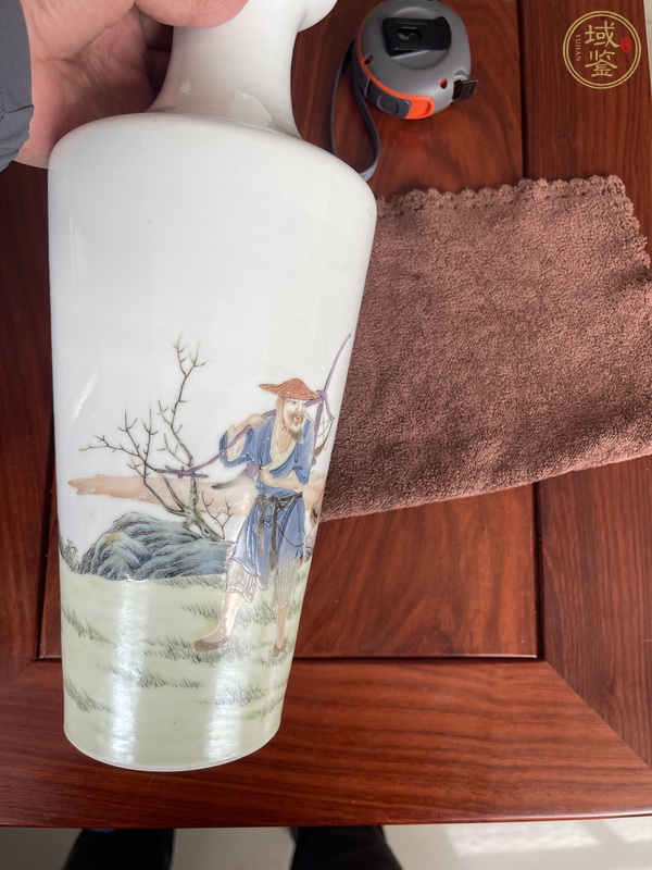 古玩陶瓷人物粉彩瓶真品鑒賞圖