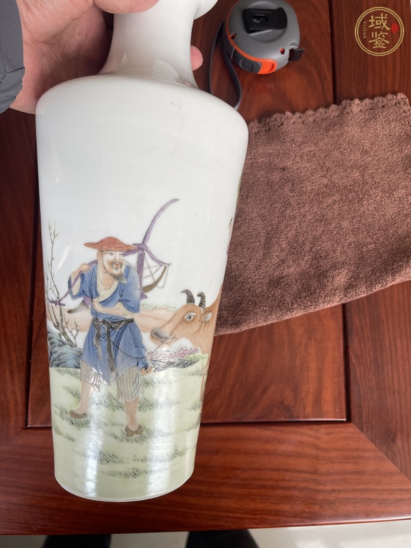古玩陶瓷人物粉彩瓶真品鑒賞圖