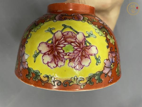 古玩陶瓷珊瑚紅釉黃地粉彩牡丹花卉紋碗真品鑒賞圖