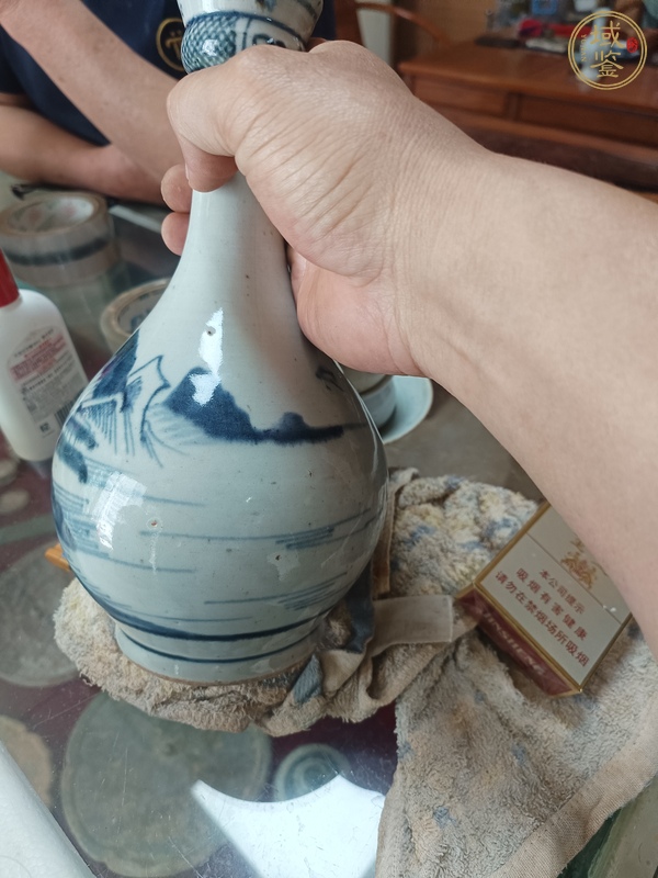 古玩陶瓷青花山水人物紋蒜頭瓶真品鑒賞圖