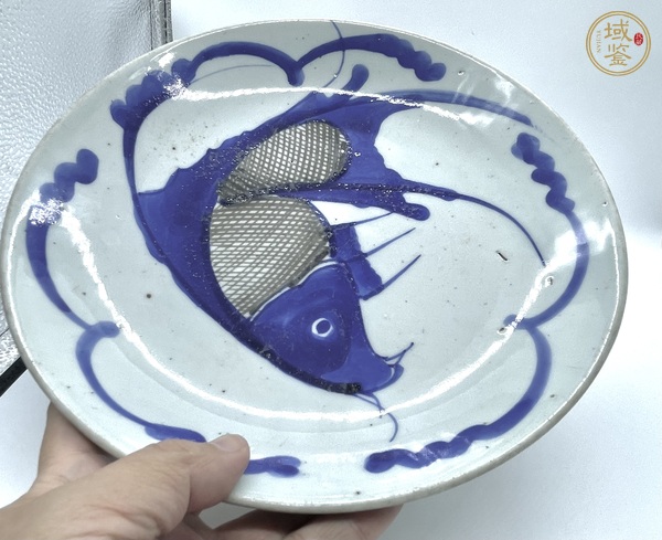 古玩陶瓷晚清德化窯青花釉里紅魚盤真品鑒賞圖