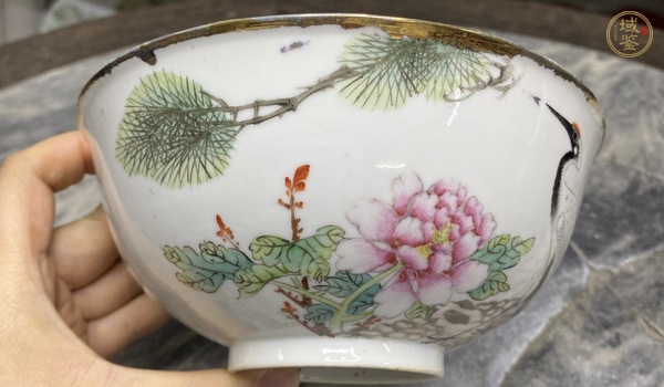 古玩陶瓷粉彩松鶴延年圖茶碗真品鑒賞圖