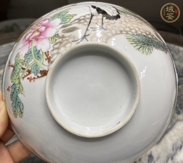 古玩陶瓷粉彩松鶴延年圖茶碗真品鑒賞圖