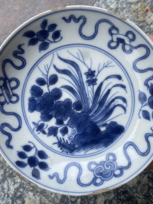 古玩陶瓷花卉紋青花盤真品鑒賞圖
