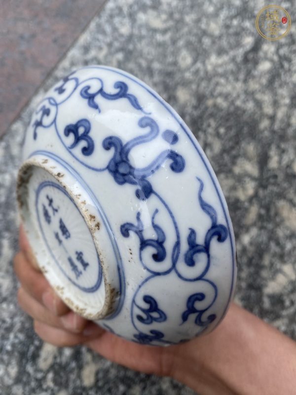 古玩陶瓷花卉紋青花盤真品鑒賞圖