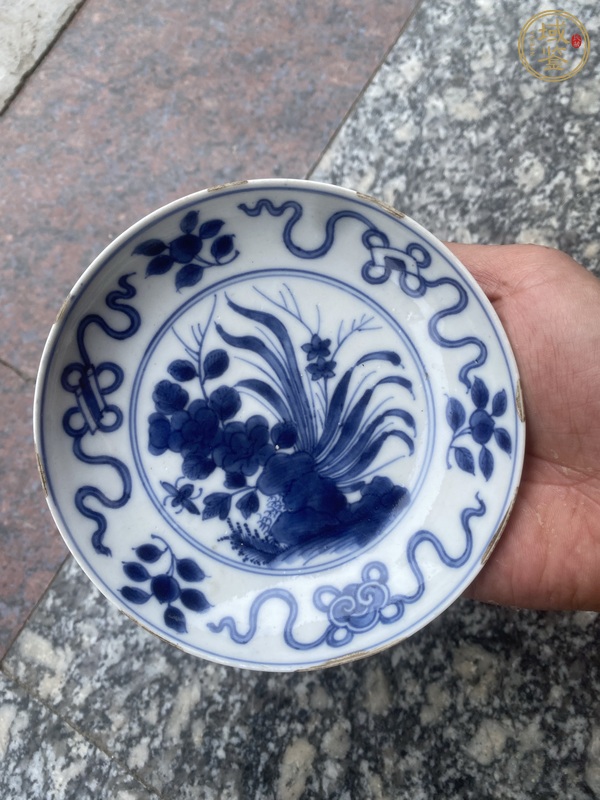 古玩陶瓷花卉紋青花盤真品鑒賞圖