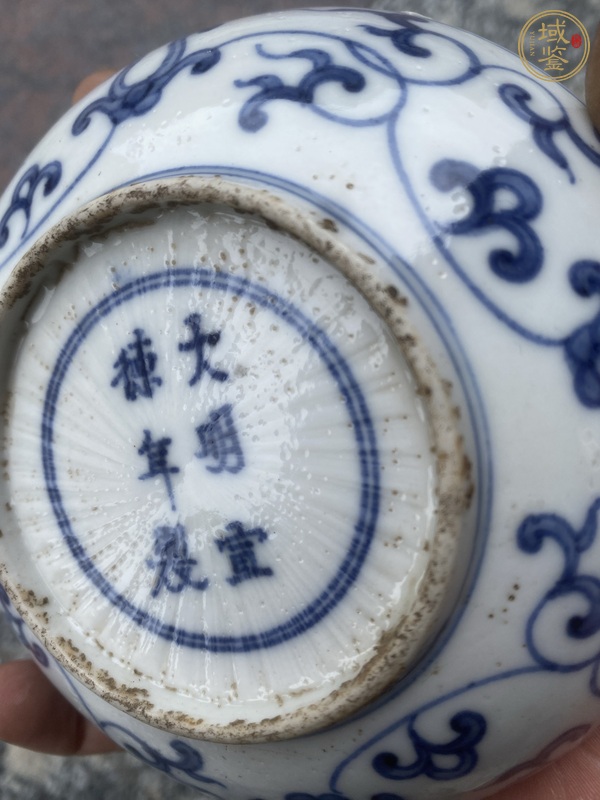古玩陶瓷花卉紋青花盤真品鑒賞圖