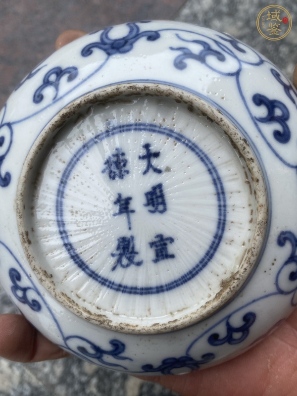 古玩陶瓷花卉紋青花盤真品鑒賞圖