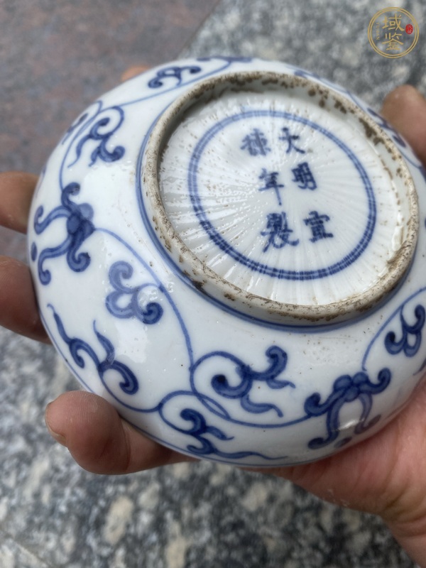 古玩陶瓷花卉紋青花盤真品鑒賞圖