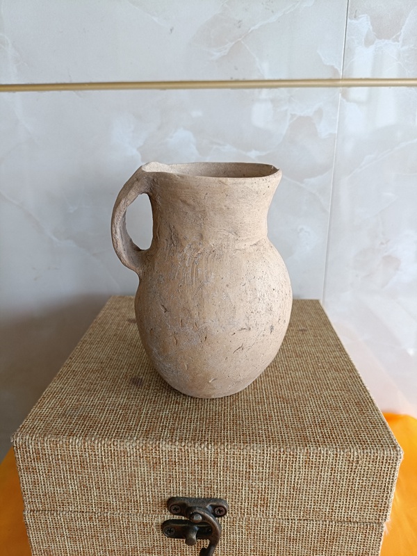 古玩轉(zhuǎn)賣(mài)館藏級(jí)4300年前齊家文化單耳陶壺拍賣(mài),當(dāng)前價(jià)格6999元