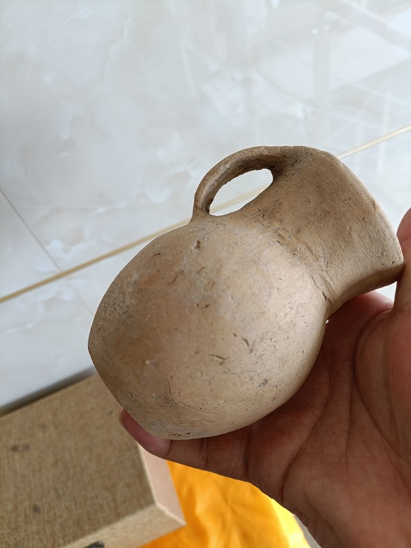 古玩陶瓷館藏級4300年前齊家文化單耳陶壺拍賣，當(dāng)前價格1880元