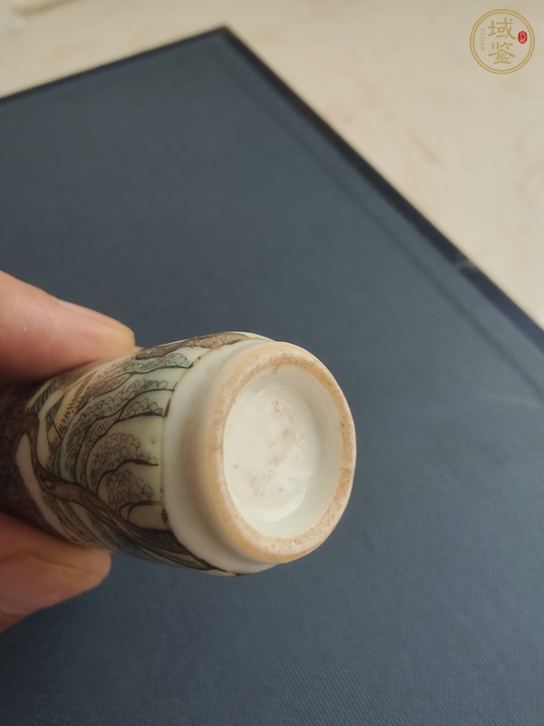 古玩陶瓷粉彩山水人物紋鼻煙壺真品鑒賞圖