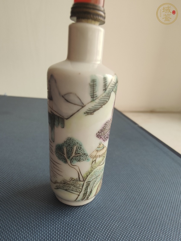 古玩陶瓷粉彩山水人物紋鼻煙壺真品鑒賞圖
