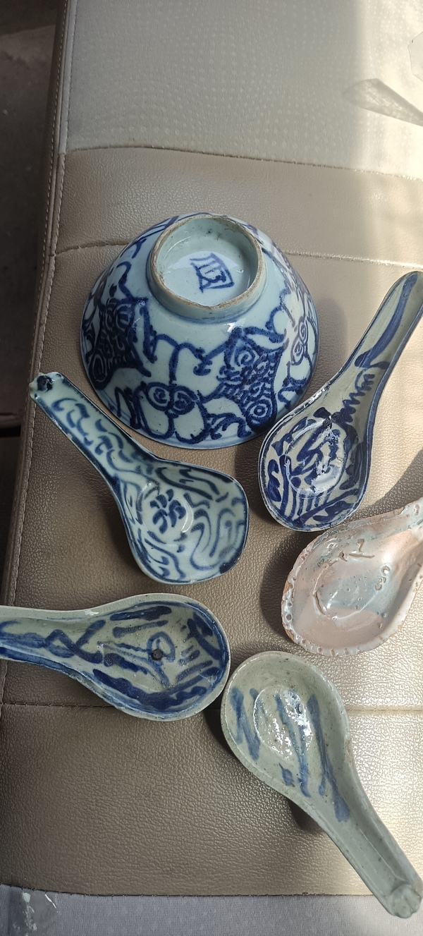 古玩轉(zhuǎn)賣5個青花湯勺、一個青花碗拍賣，當(dāng)前價格135元