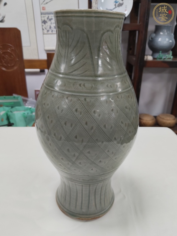 古玩陶瓷龍泉窯青瓷瓶真品鑒賞圖