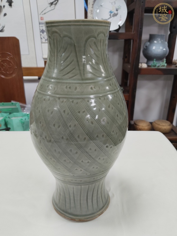古玩陶瓷龍泉窯青瓷瓶真品鑒賞圖