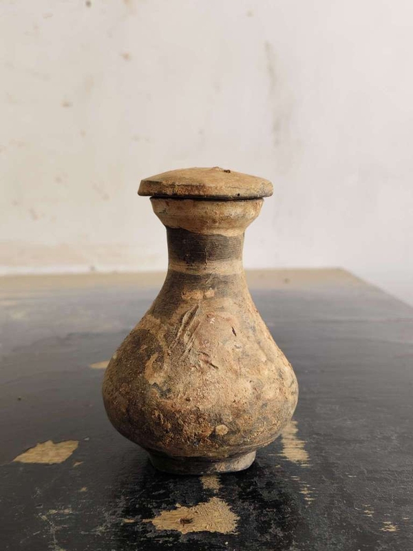 古玩轉(zhuǎn)賣館藏級(jí)灰陶彩繪撇口瓶拍賣,當(dāng)前價(jià)格800元