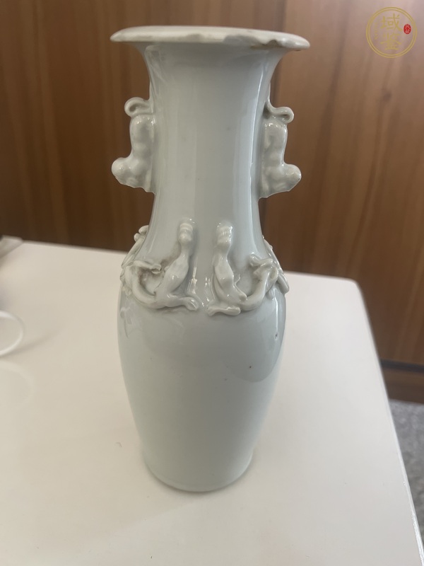 古玩陶瓷白釉螭龍獅耳瓶真品鑒賞圖