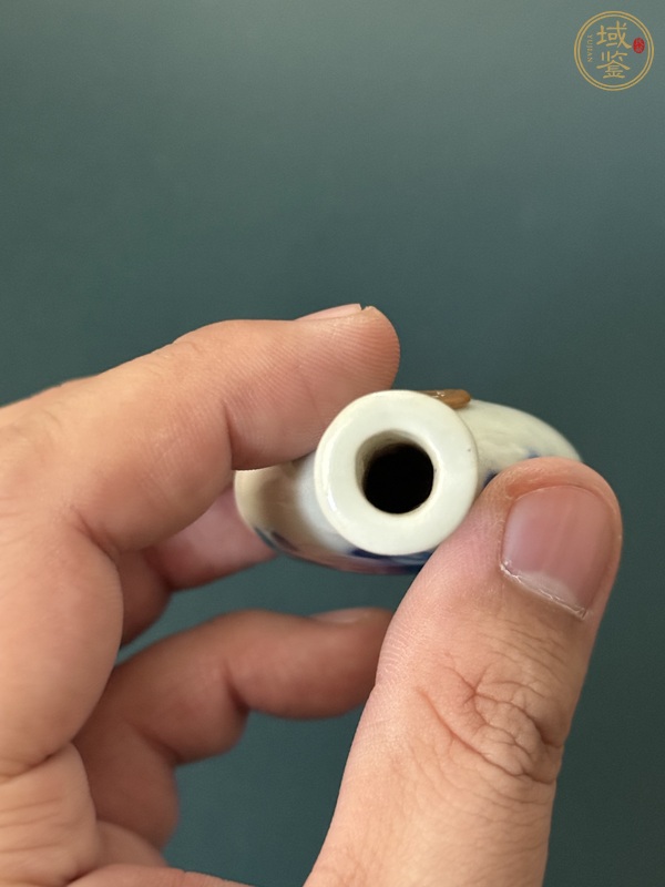 古玩陶瓷人物紋青花鼻煙壺真品鑒賞圖