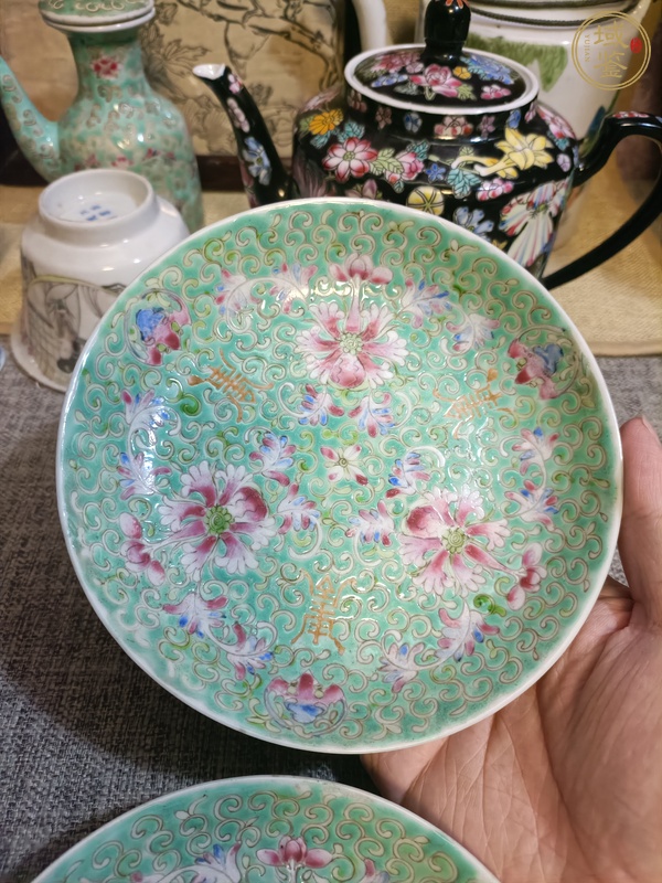 古玩陶瓷松石綠地粉彩福壽紋盤真品鑒賞圖