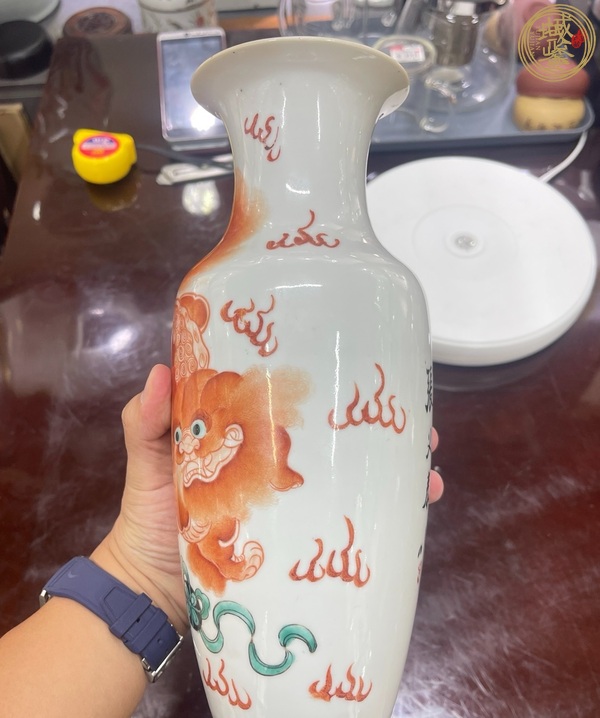 古玩陶瓷晚清釩紅彩獅子戲繡球尺瓶真品鑒賞圖