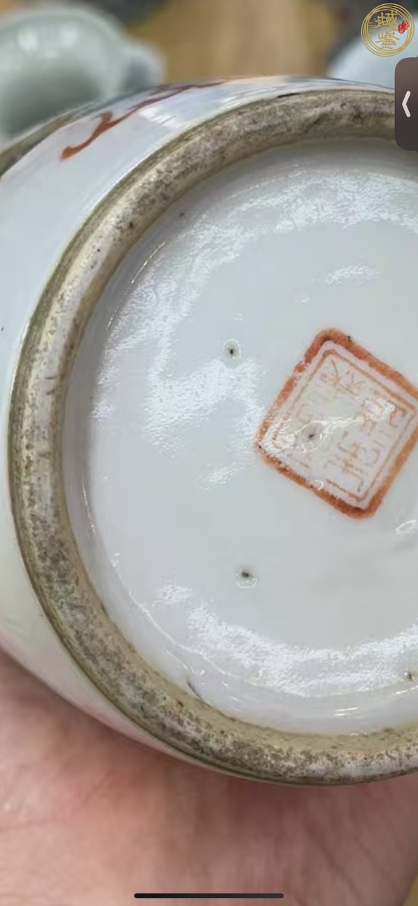 古玩陶瓷晚清釩紅彩獅子戲繡球尺瓶真品鑒賞圖