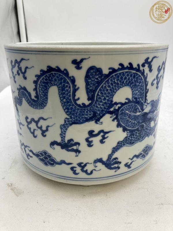 古玩陶瓷龍紋青花三足筒式香爐真品鑒賞圖