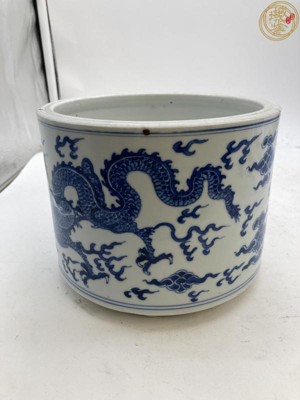 古玩陶瓷龍紋青花三足筒式香爐真品鑒賞圖