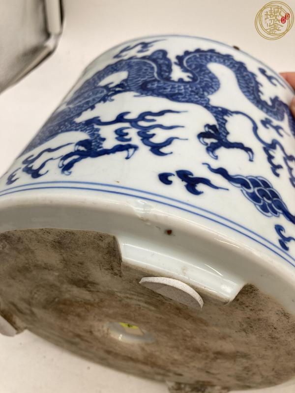 古玩陶瓷龍紋青花三足筒式香爐真品鑒賞圖