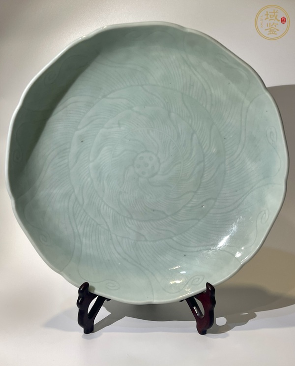 古玩陶瓷乾隆青釉暗刻盤真品鑒賞圖