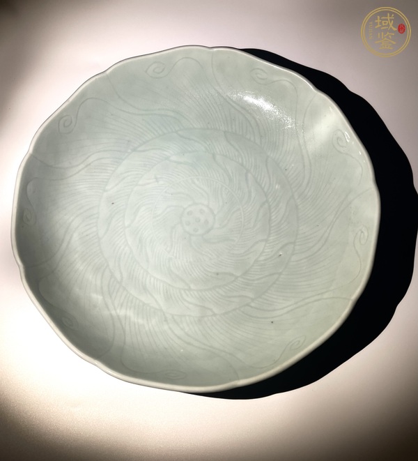 古玩陶瓷乾隆青釉暗刻盤真品鑒賞圖