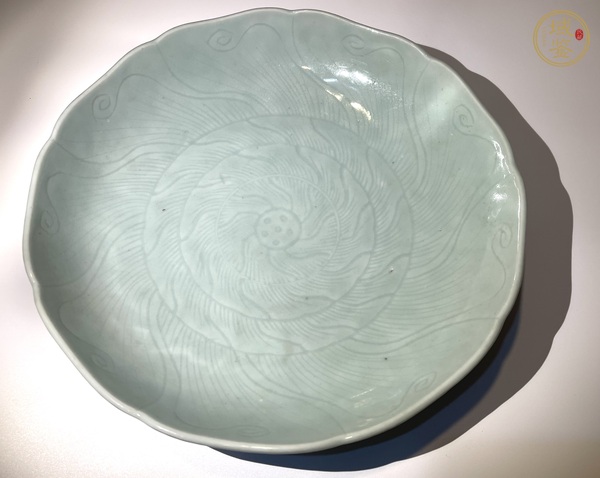 古玩陶瓷乾隆青釉暗刻盤真品鑒賞圖