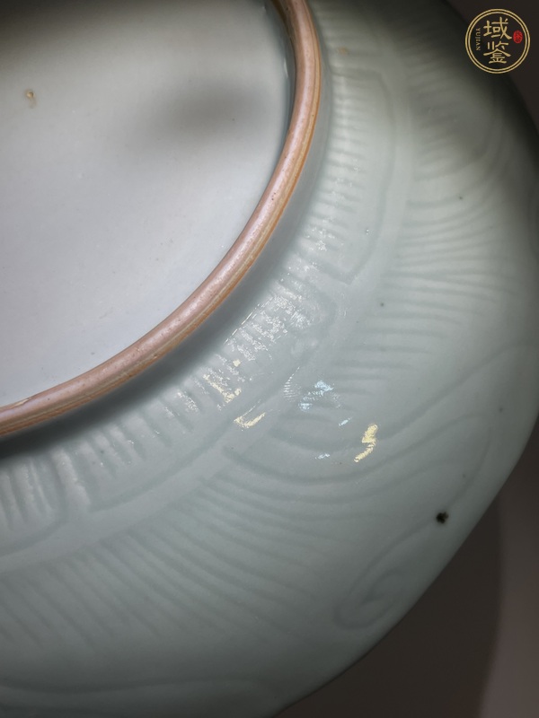 古玩陶瓷乾隆青釉暗刻盤真品鑒賞圖