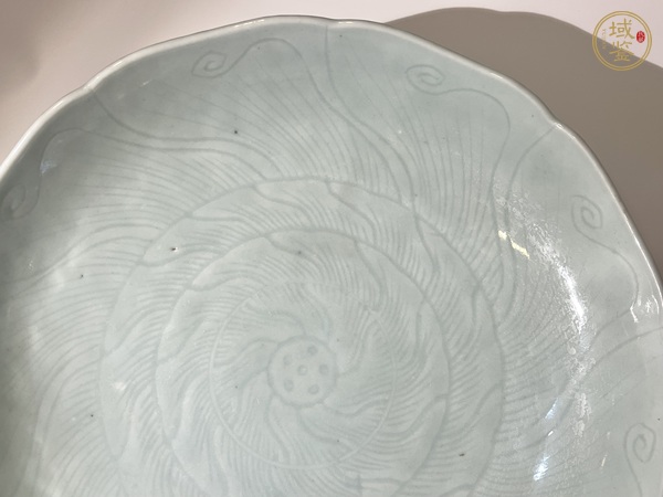 古玩陶瓷乾隆青釉暗刻盤真品鑒賞圖