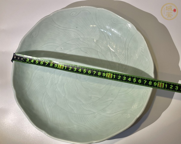 古玩陶瓷乾隆青釉暗刻盤真品鑒賞圖