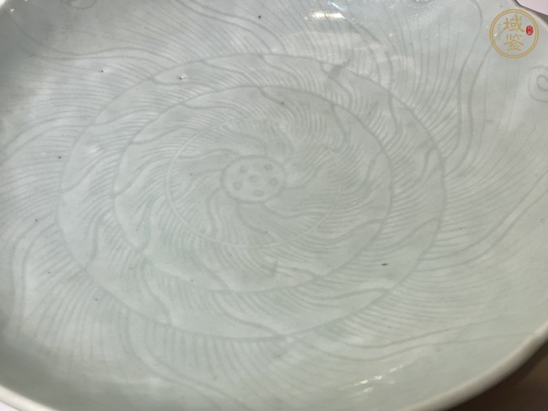 古玩陶瓷乾隆青釉暗刻盤真品鑒賞圖